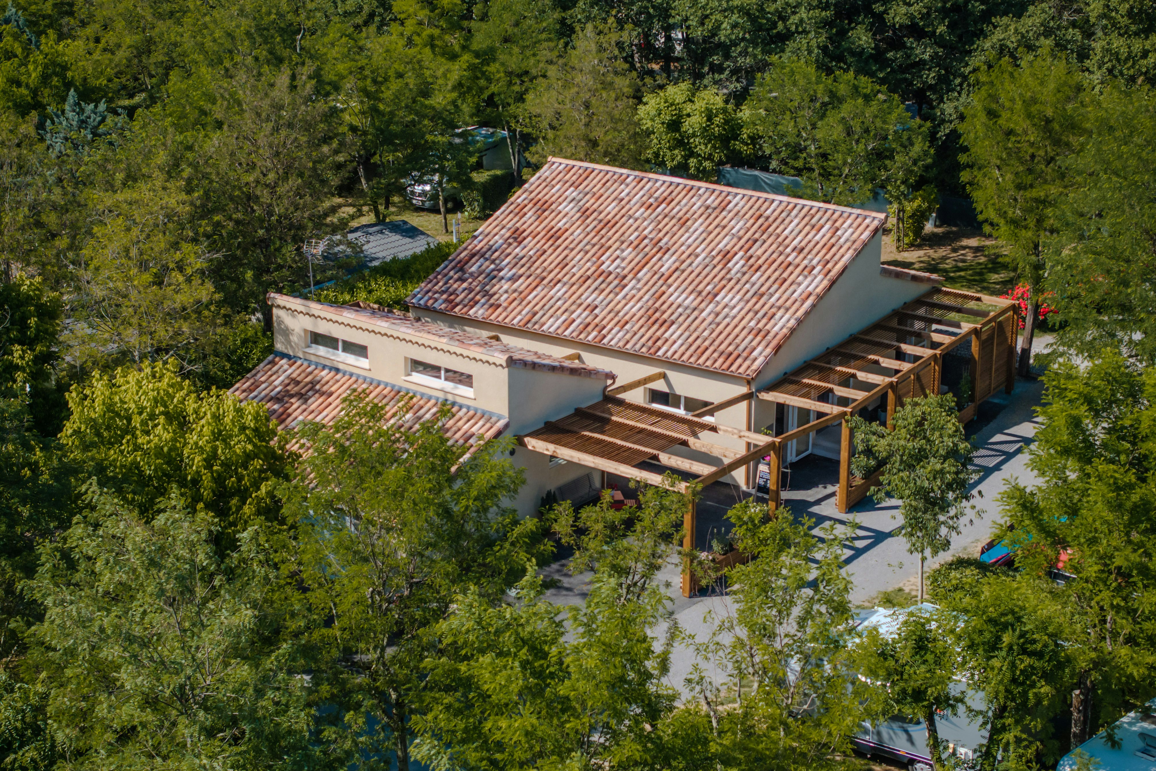 Camping du Pont - Blick auf das Servicegebäude des Campingplatzes