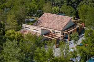 Camping du Pont - Blick auf das Servicegebäude des Campingplatzes