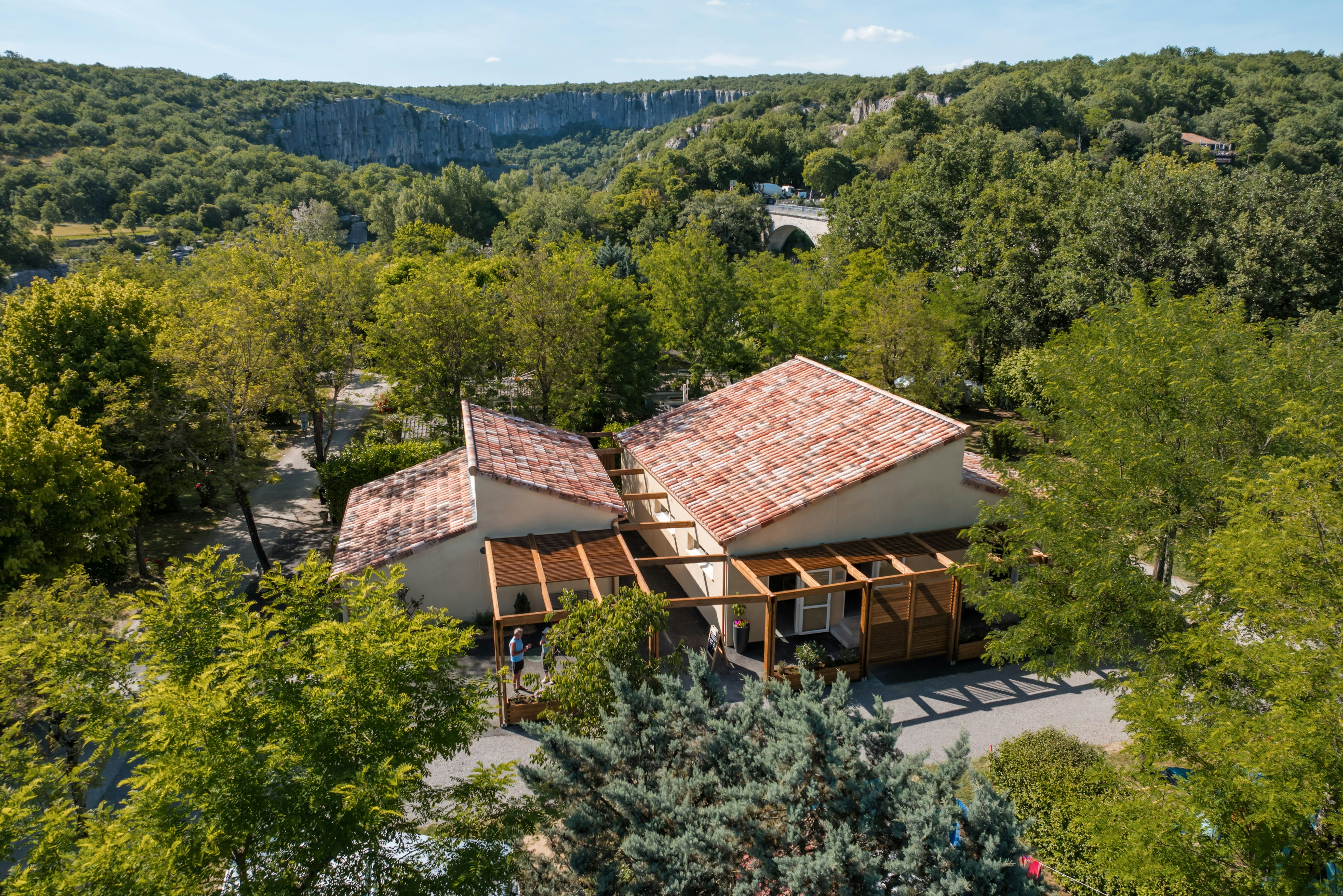 Camping du Pont - Luftaufnahme des Hauptgebäudes auf dem Campingplatz