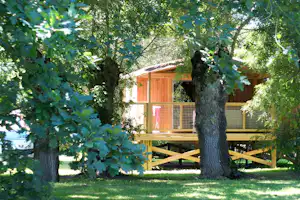 Camping Du Port Caroline - Mobilheim vom Campingplatz zwischen Bäumen