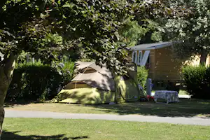 Camping Du Port Caroline - Zeltplatz und Mobilheim vom Campingplatz im Grünen