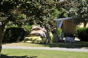 Camping Du Port Caroline - Zeltplatz und Mobilheim vom Campingplatz im Grünen