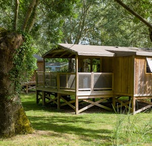 Flower Camping Du Port Caroline - Mobilheim mit Terrasse auf dem Campingplatz