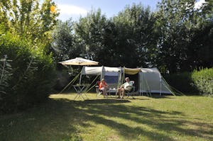 Flower Camping Du Port Caroline - Standplätze zwischen den Bäumen auf dem Campingplatz