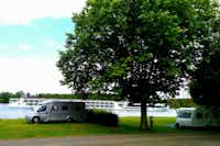 Camping Du Port d'Arciat - Wohnwagen und Wohnmobil auf dem Campingplatz