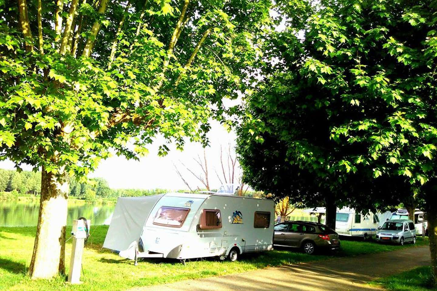 Camping Du Port d'Arciat - Wohnwagen zwischen Bäumen
