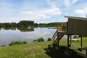 Camping La Clé de Saône - Mobilheim mit Terrasse auf dem Campingplatz