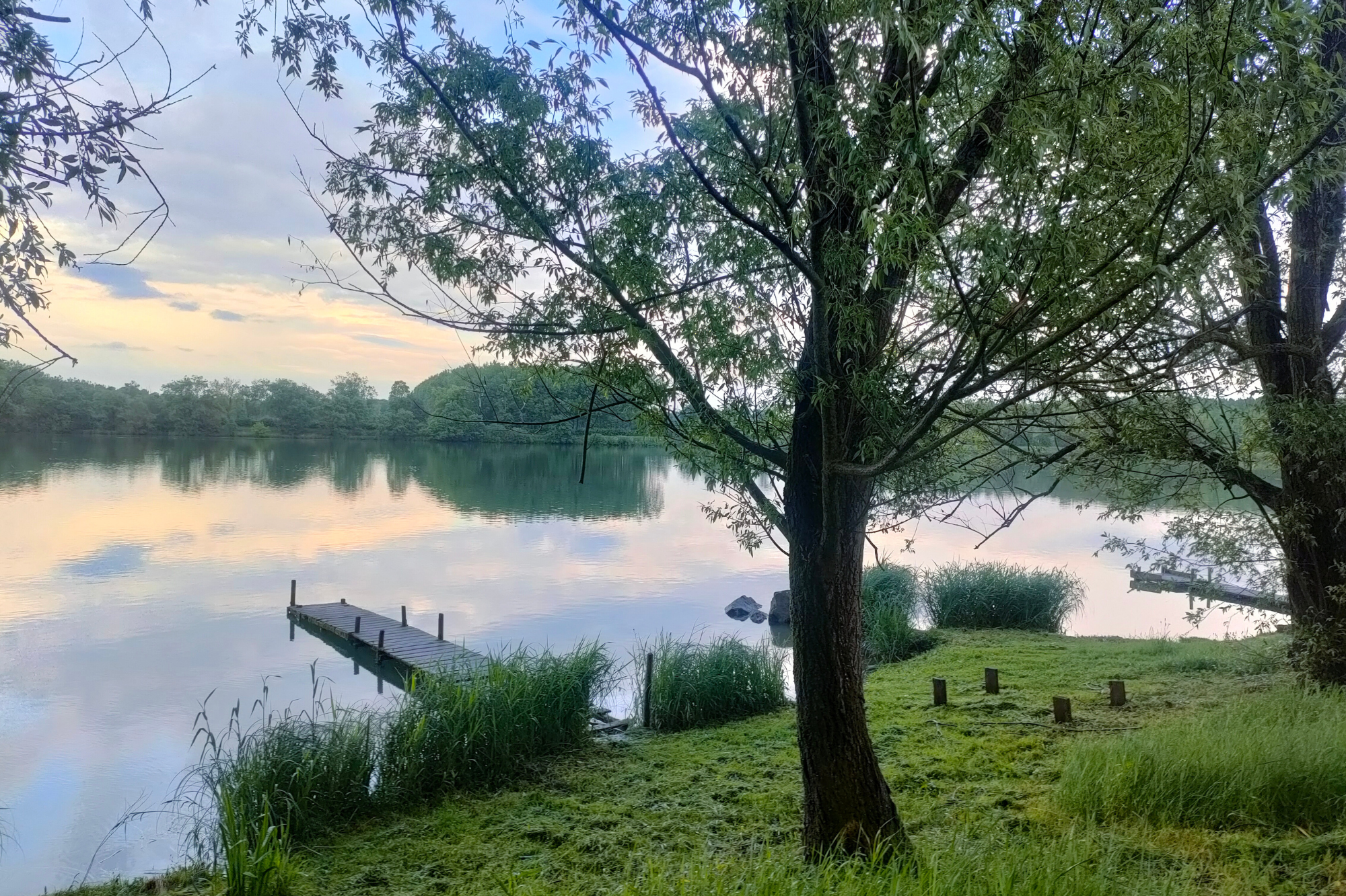 Camping La Clé de Saône - Blick auf das Wasser mit Steg am Ufer