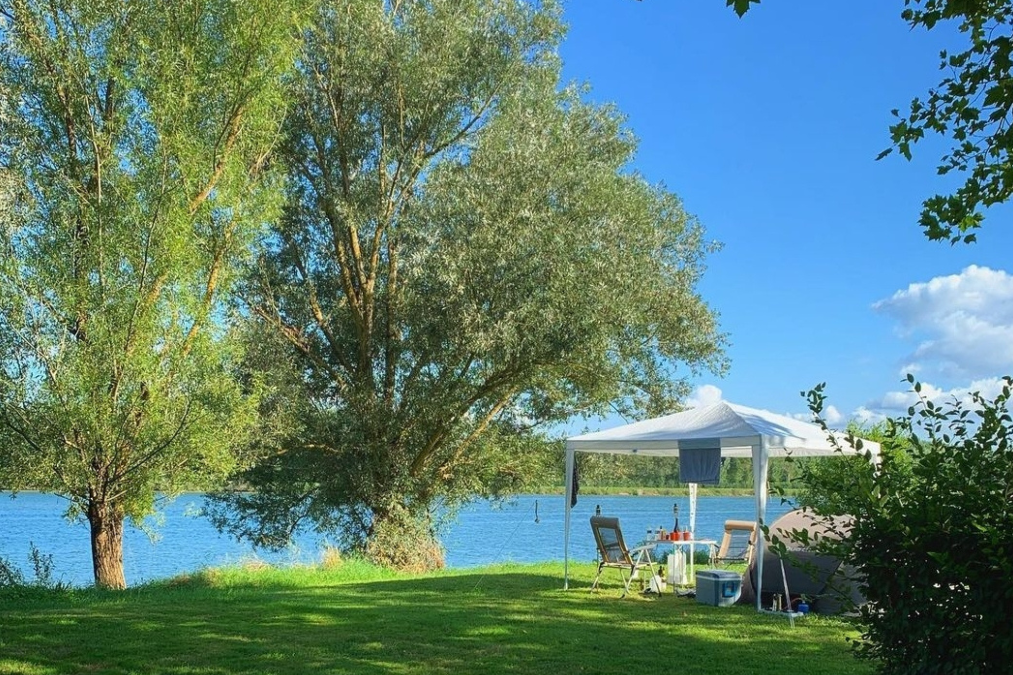 Camping La Clé de Saône - Standplatz im Grünen mit Blick auf das Wasser