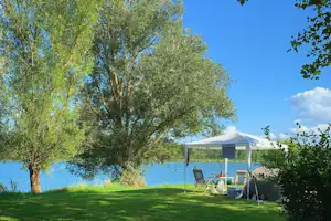 Camping La Clé de Saône - Standplatz im Grünen mit Blick auf das Wasser