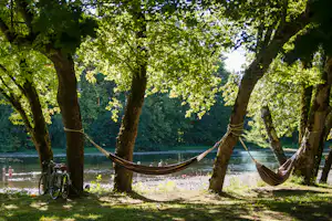 Camping Du Port - Hängematten zwischen Bäumen am Wasser