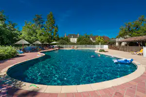 Camping Du Port - Swimmingpool mit Liegestühlen und Sonnenschirmen