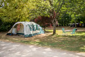 Camping Du Port - Zelt auf einem Stellplatz zwischen Bäumen
