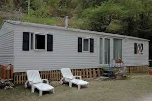 Camping du Ruisseau du Treil - Mobilheim vom Campingplatz mit Liegestühlen
