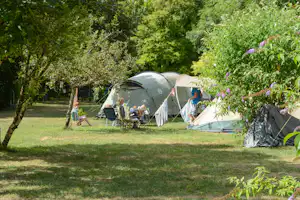 Camping du Ruisseau du Treil - Stellplatz vom Campingplatz auf grüner Wiese