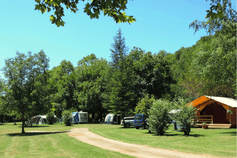 Camping du Ruisseau du Treil - Wohnwagen- und Zeltstellplatz vom Campingplatz im Grünen