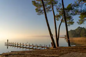Slow Village Lacanau Camping Le Tedey - Ciela Village - Steg am Ufer des Sees