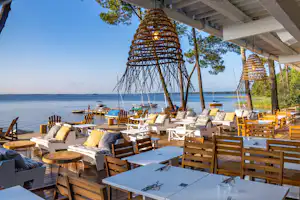 Slow Village Lacanau Camping Le Tedey - Ciela Village - Terrasse des Restaurants mit Blick auf den See