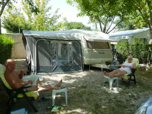 Camping du Théatre Romain - Stellplatz auf dem Campingplatz mit Gästen