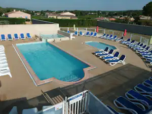 Camping du Théatre Romain - Pool mit Liegestühlen und Sonnenschirmen auf dem Campingplatz