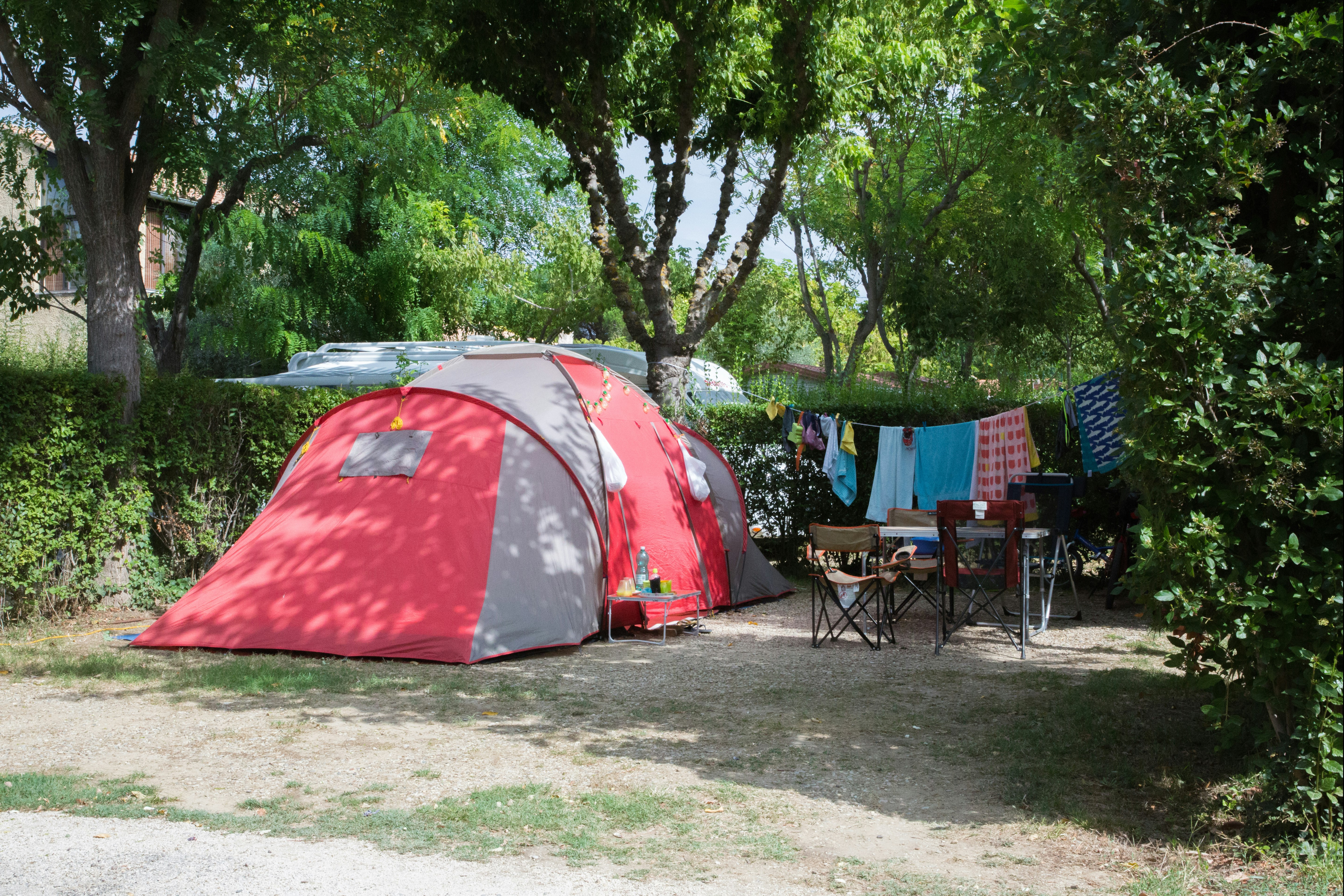 Camping du Théatre Romain - Zeltplätze im Schatten der Bäume