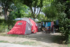 Camping du Théatre Romain - Zeltplätze im Schatten der Bäume