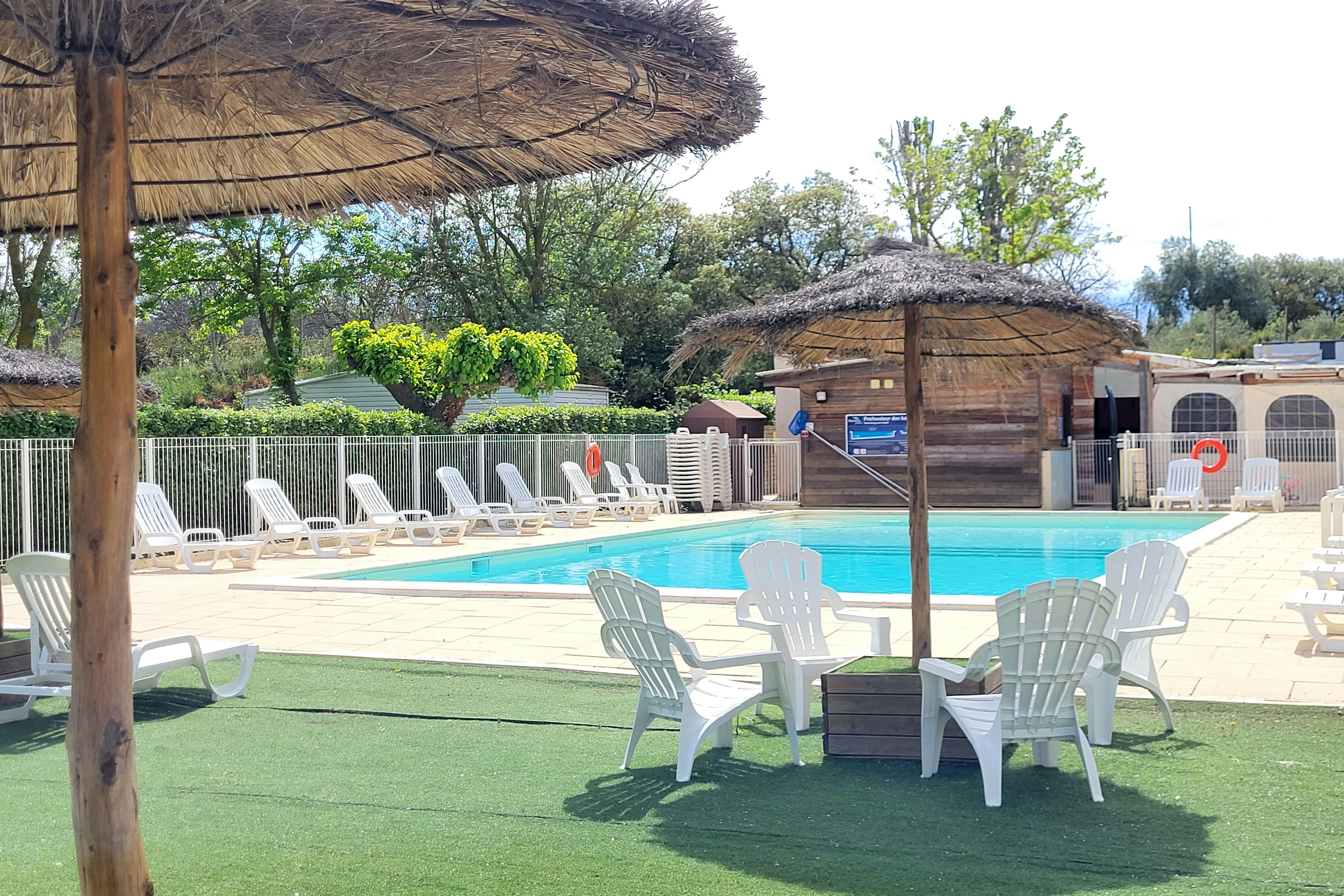 Camping du val de cesse  - Pool im Freien mit Liegestühlen und Sonnenschirmen