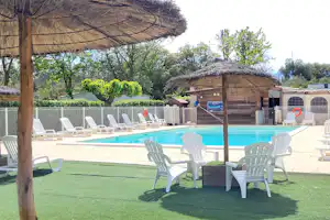 Camping du val de cesse - Pool im Freien mit Liegestühlen und Sonnenschirmen