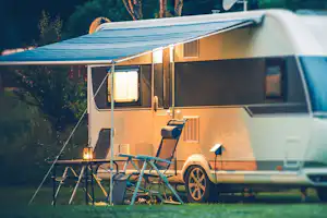 Camping du val de cesse - Blick auf einen Standplatz auf dem Campingplatz