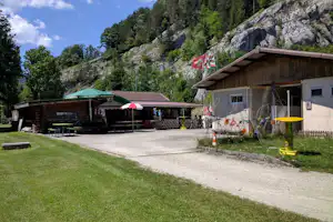 Camping du Val-de-Travers - Restaurant Terrasse und Sanitärgebäude