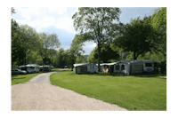 Camping du Val-de-Travers -  Wohnwagenstellplätze im Grünen auf dem Campingplatz