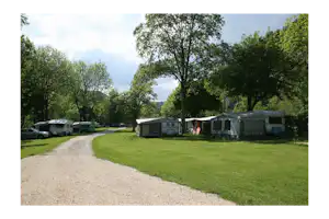 Camping du Val-de-Travers - Wohnwagenstellplätze im Grünen auf dem Campingplatz