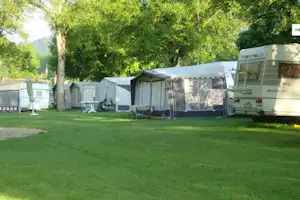 Camping du Val-de-Travers - Wohnwagen auf der Stellwiese im Grünen