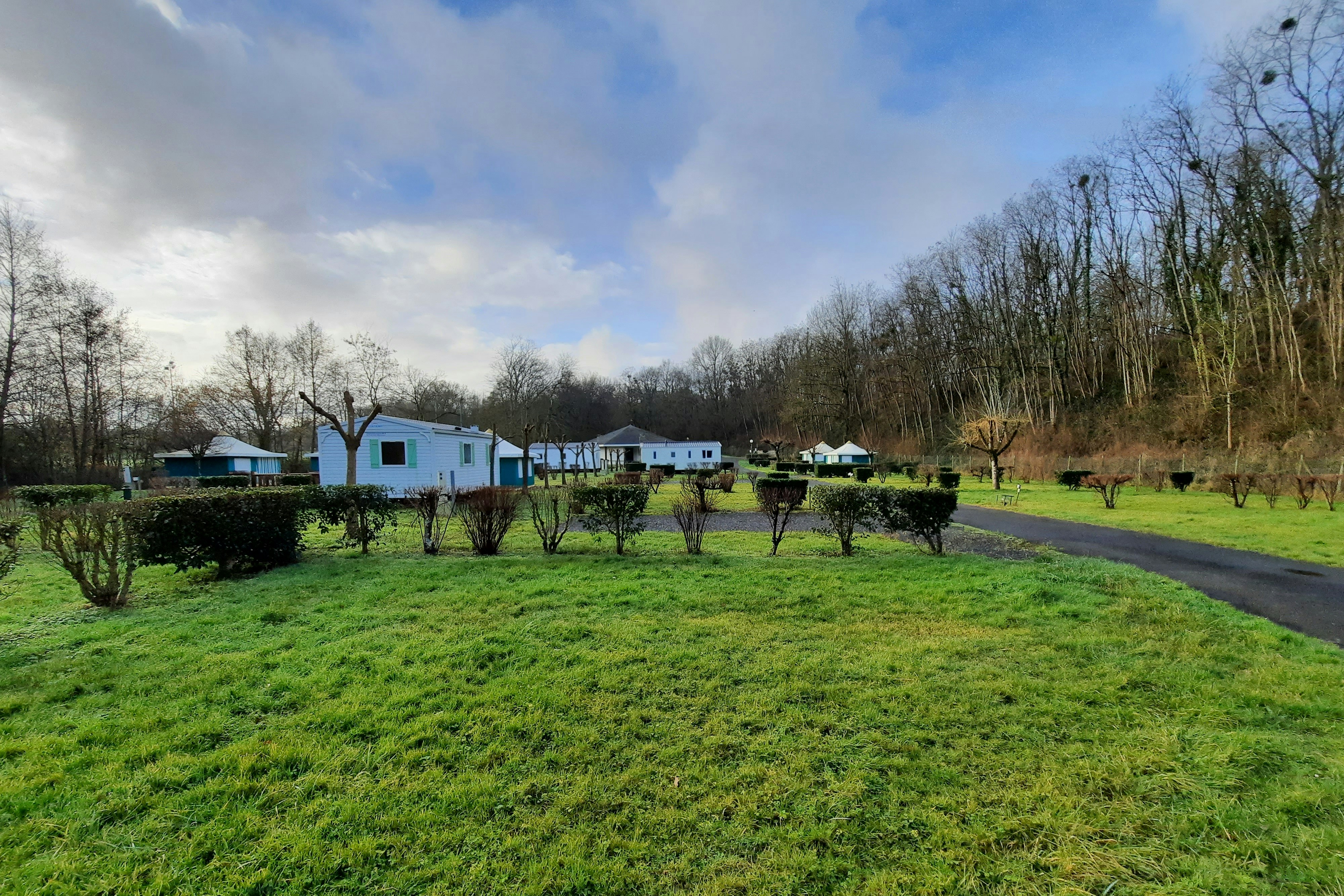 Camping du Val Joyeux - Standplätze und Mietunterkünfte auf der Wiese des Campingplatzes