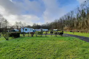 Camping du Val Joyeux - Standplätze und Mietunterkünfte auf der Wiese des Campingplatzes