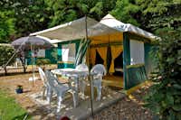 Camping du Val Joyeux - mitbares, geräumiges Wohnzelt mit überdachter Terrasse, einem Tische und Stühlen sowie einem weiteren zusätzlichen Sonnenschirm
