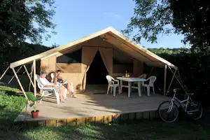 Camping du Ventoulou - Safarizelt mit Veranda, auf der Camper sitzen