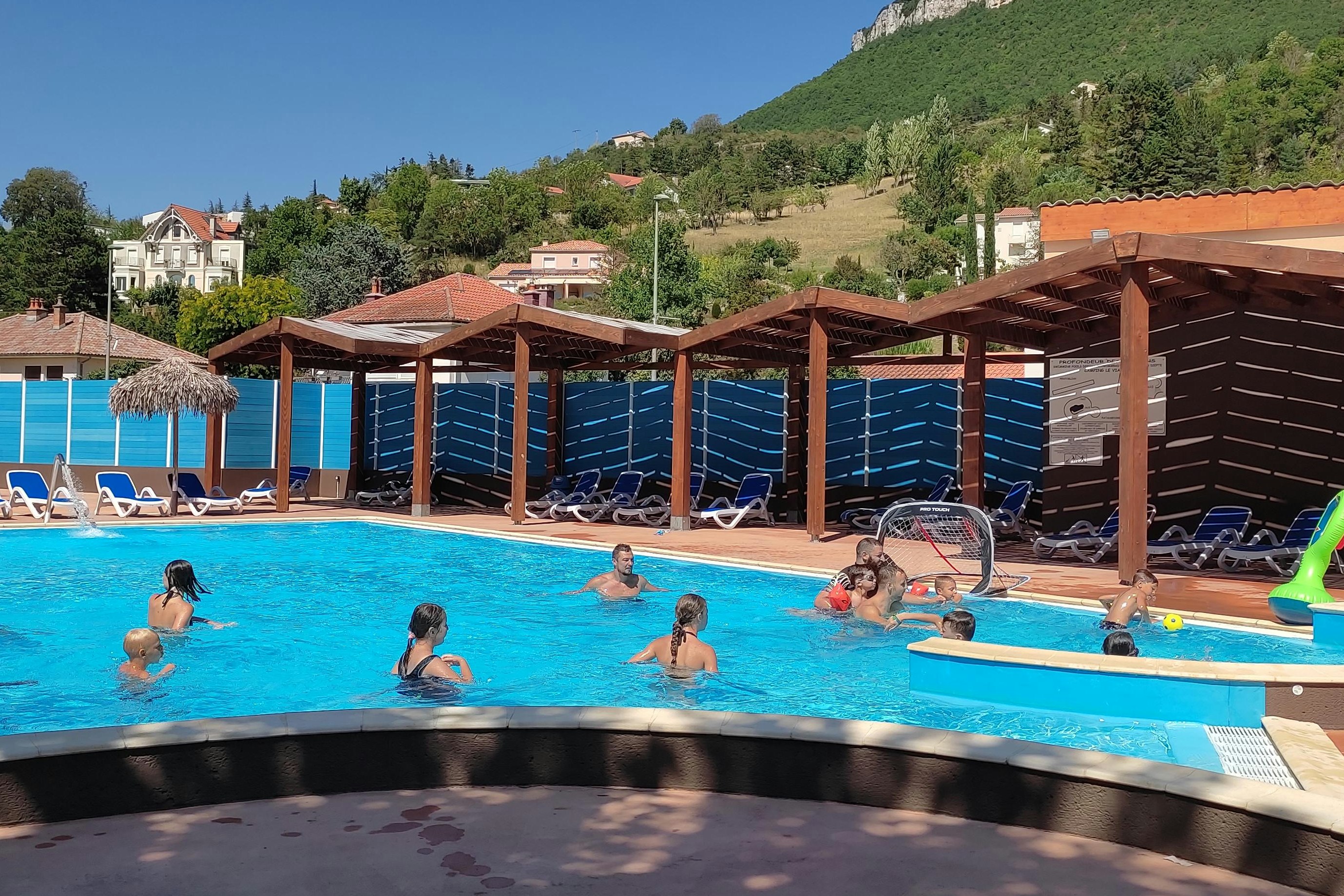 Camping Du Viaduc  Camping Paradis Le viaduc  - Pool im Freien mit Liegestühlen und Sonnenschirmen