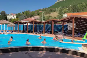 Camping Du Viaduc Camping Paradis Le viaduc - Pool im Freien mit Liegestühlen und Sonnenschirmen