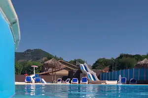 Camping Du Viaduc Camping Paradis Le viaduc - Pool im Freien mit Liegestühlen und Sonnenschirmen
