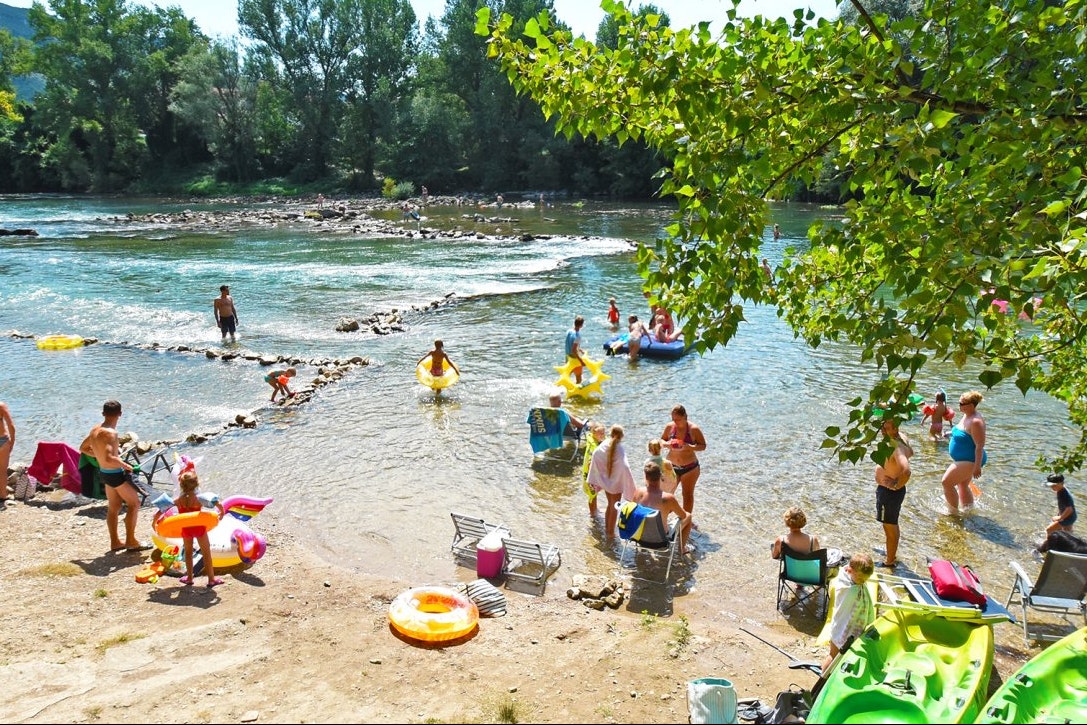 Camping Du Viaduc  Camping Paradis Le viaduc - Badestrand am Campingplatz
