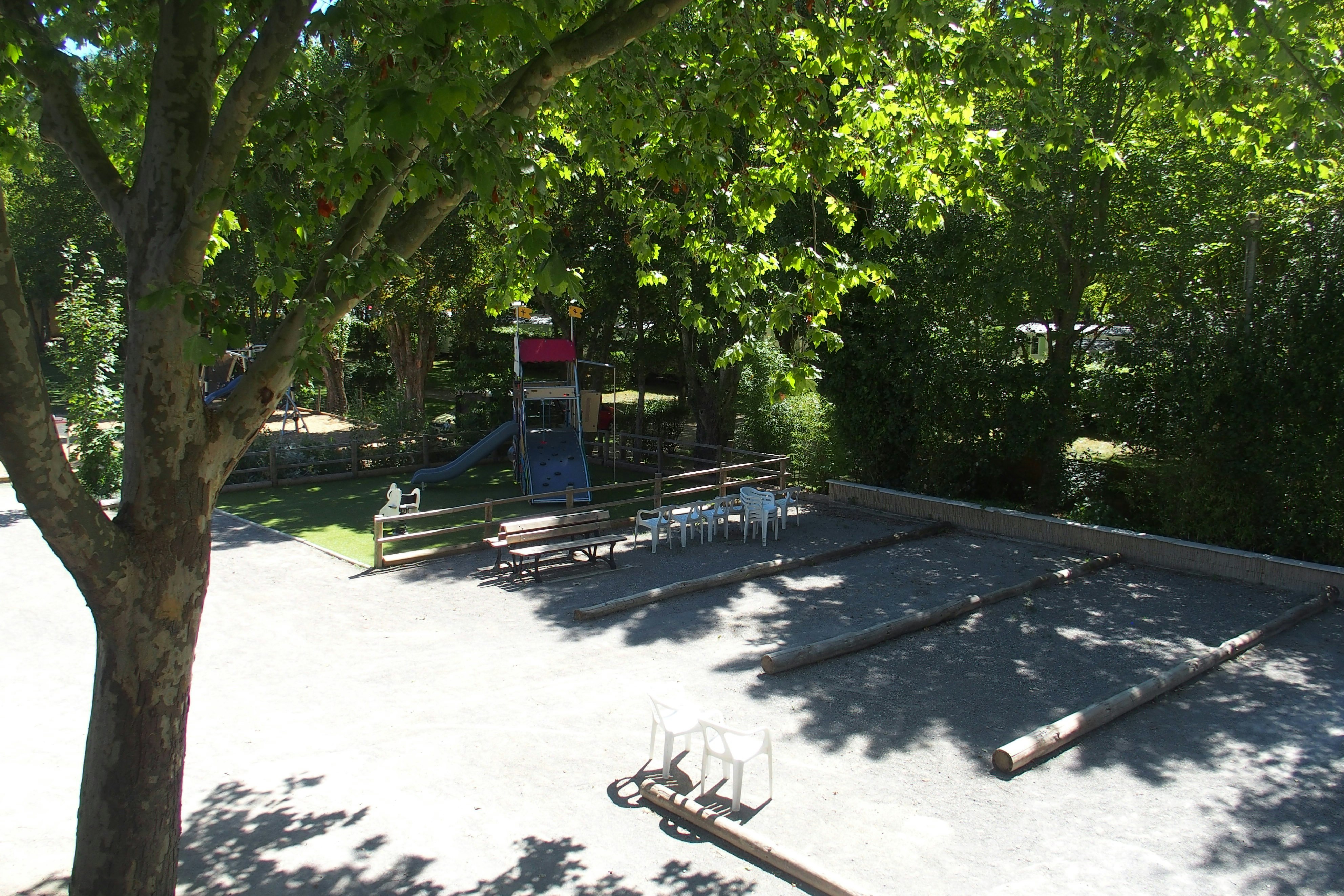 Camping Du Viaduc Camping Paradis Le viaduc - Pétanque-Felder und Spielplatz auf dem Campingplatz