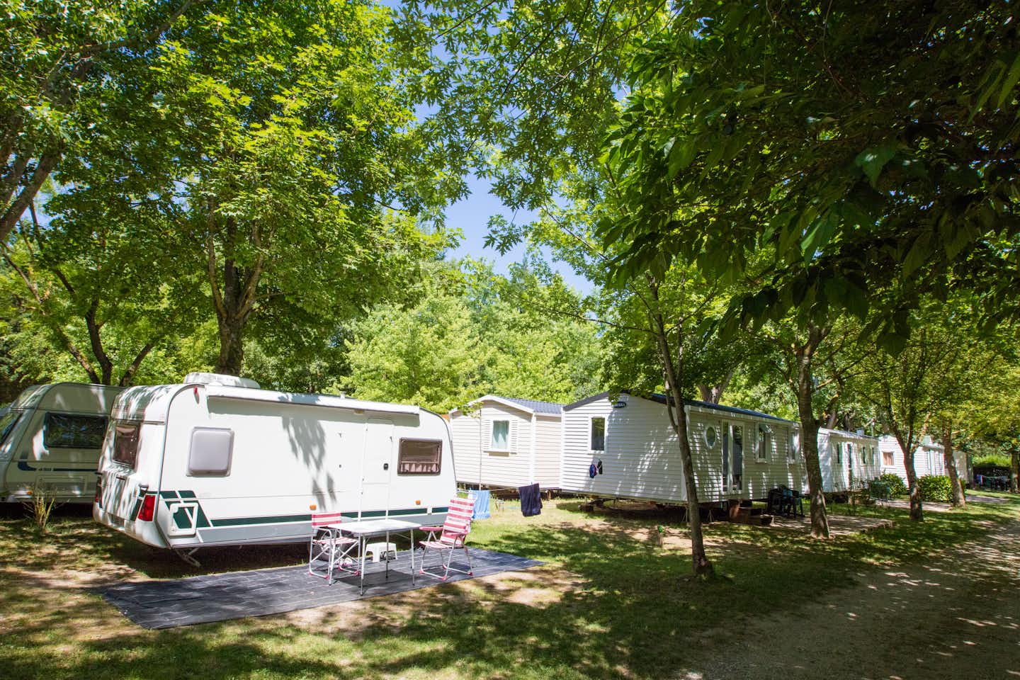 Camping Du Viaduc  Camping Paradis Le viaduc - Standplätze im Schatten der Bäume auf dem Campingplatz