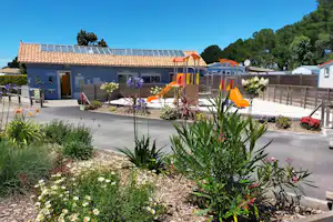 Camping du Vieux Château - Außenansicht Sanitärgebäude und Spielplatz