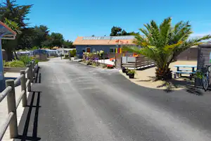 Camping du Vieux Château - Wege auf dem Campingplatz