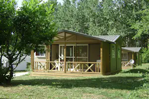 Camping Du Vieux Château - Chalet mit Veranda im Grünen auf dem Campingplatz