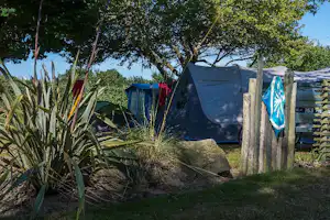 Camping du Vieux Verger - Zeltplätze im Schatten der Bäume