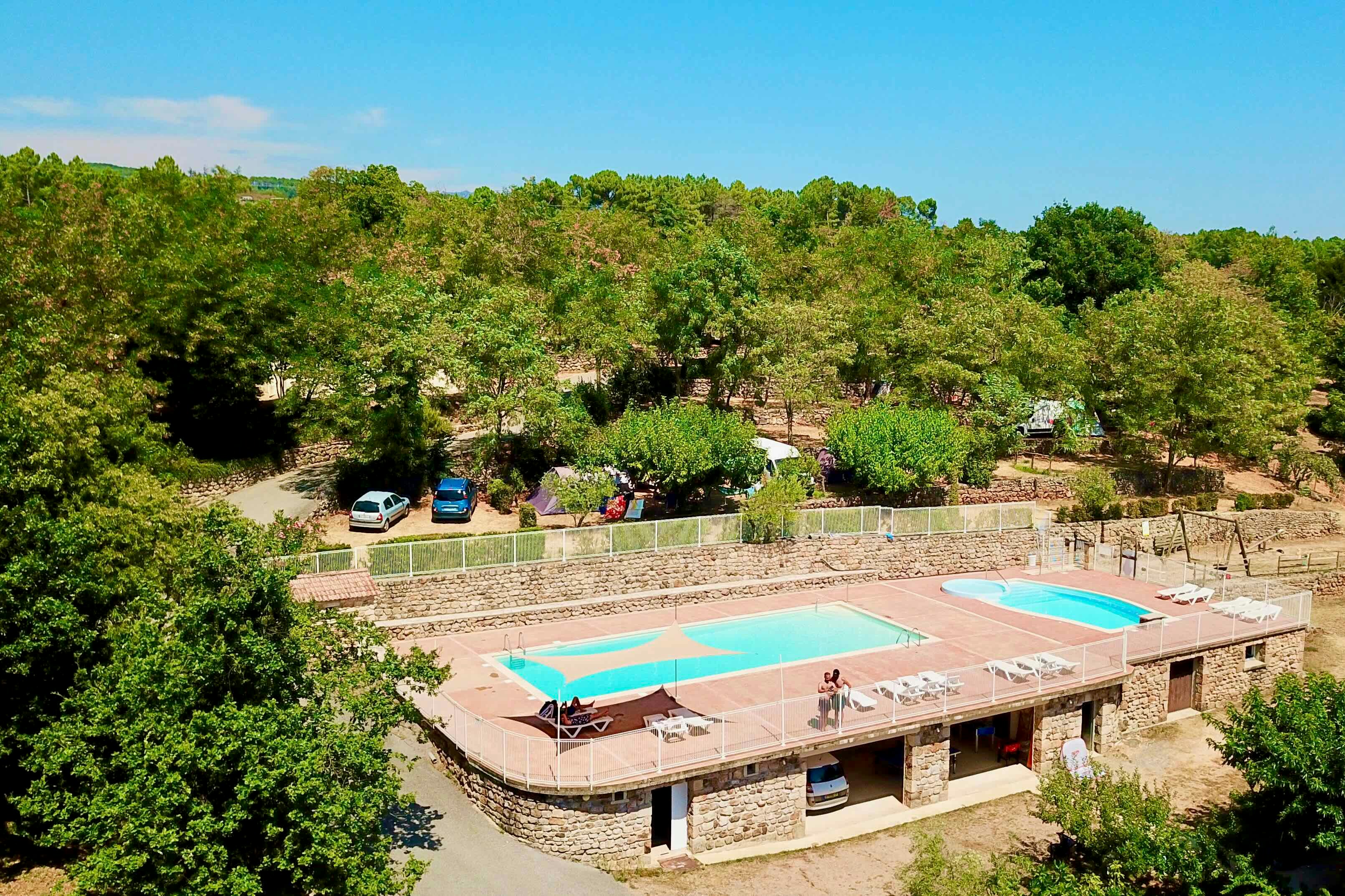 Camping du Vignal - Blick auf die Pools des Campingplatzes
