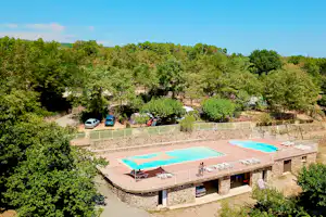 Camping du Vignal - Blick auf die Pools des Campingplatzes