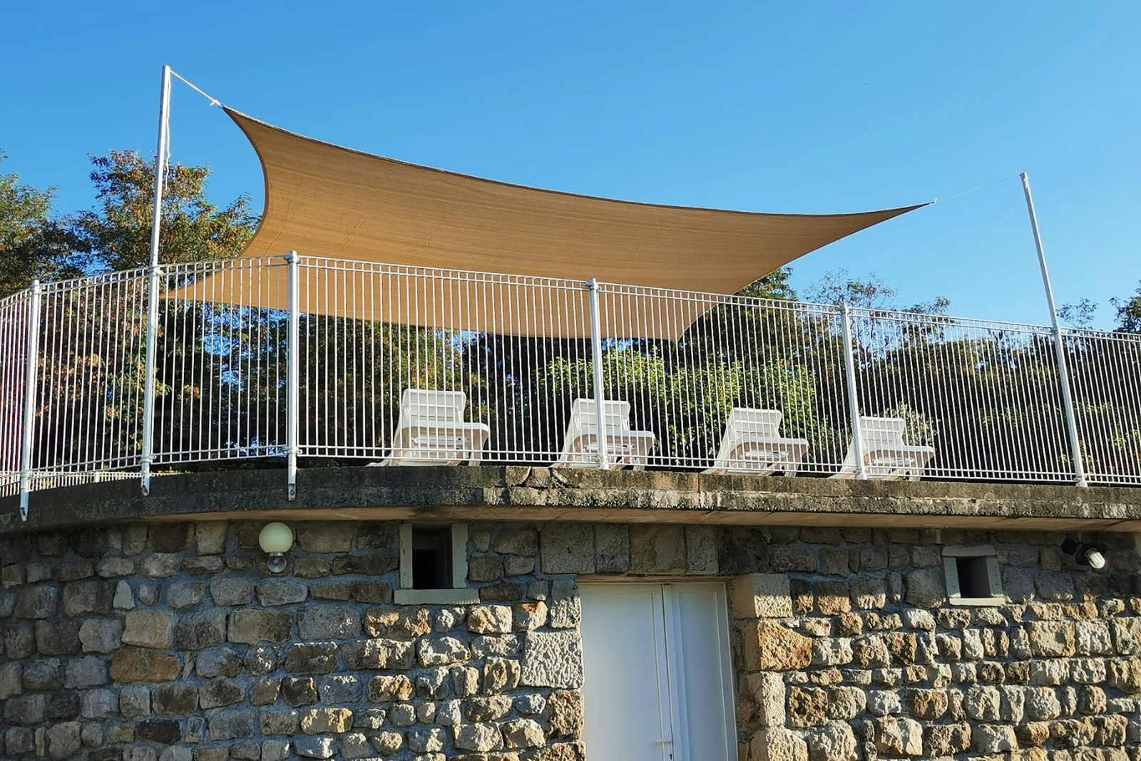 Camping du Vignal - Liegestühle unter dem Sonnendach am Pool